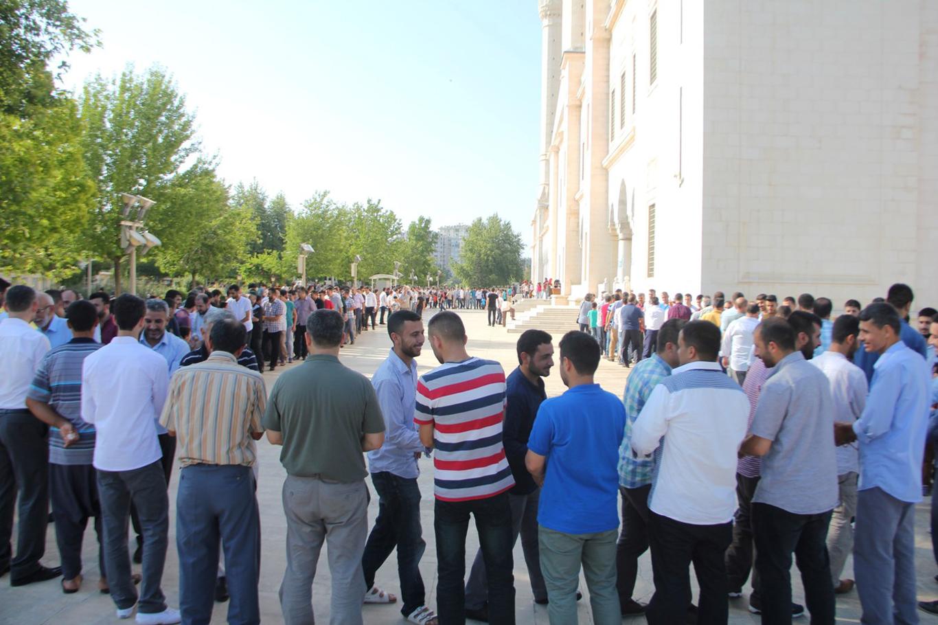 Adana Merkez Camii’nde coşkulu bayramlaşma